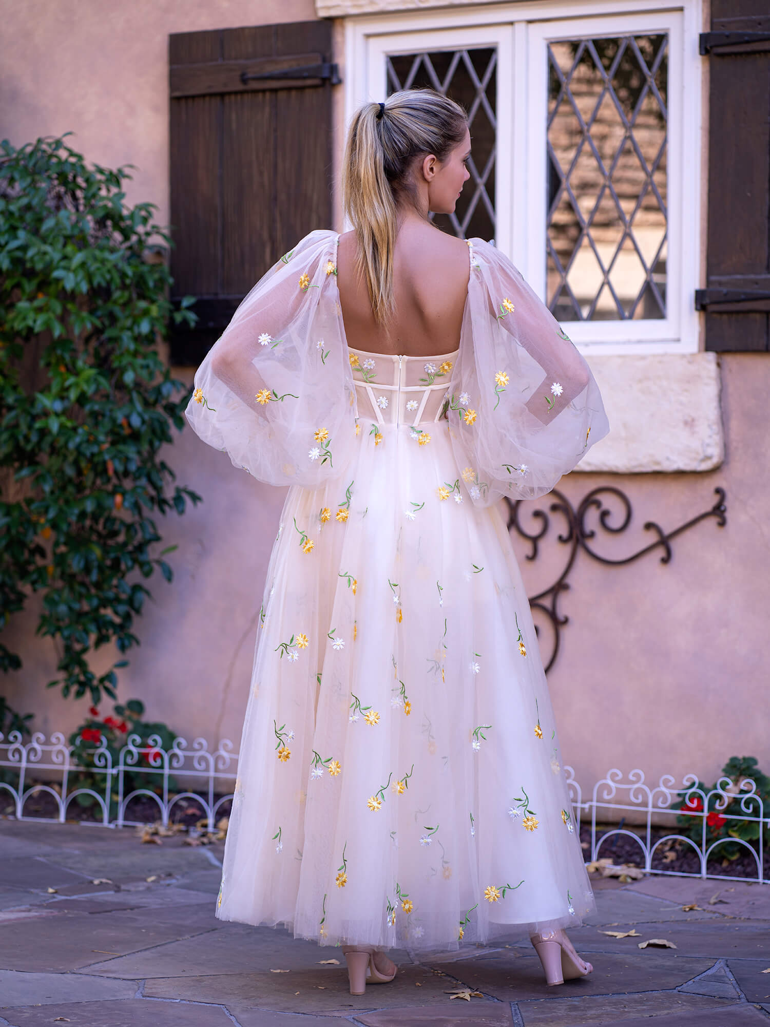 Vestido largo de tul con escote corazón y encaje bordado