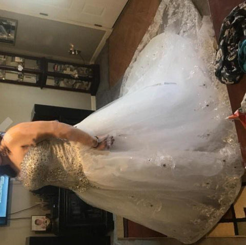 Vestido de novia corte princesa con escote corazón, cola Watteau, apliques y pedrería WD022