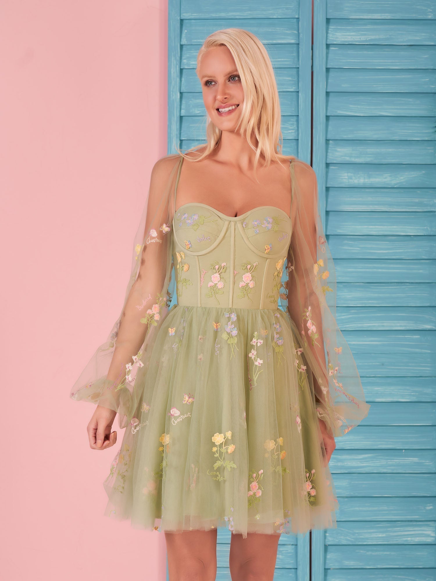 Vestido de cóctel corto de tul con bordado de escote corazón y mangas abullonadas