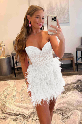 Robe de bal fourreau bustier cœur en dentelle et plumes