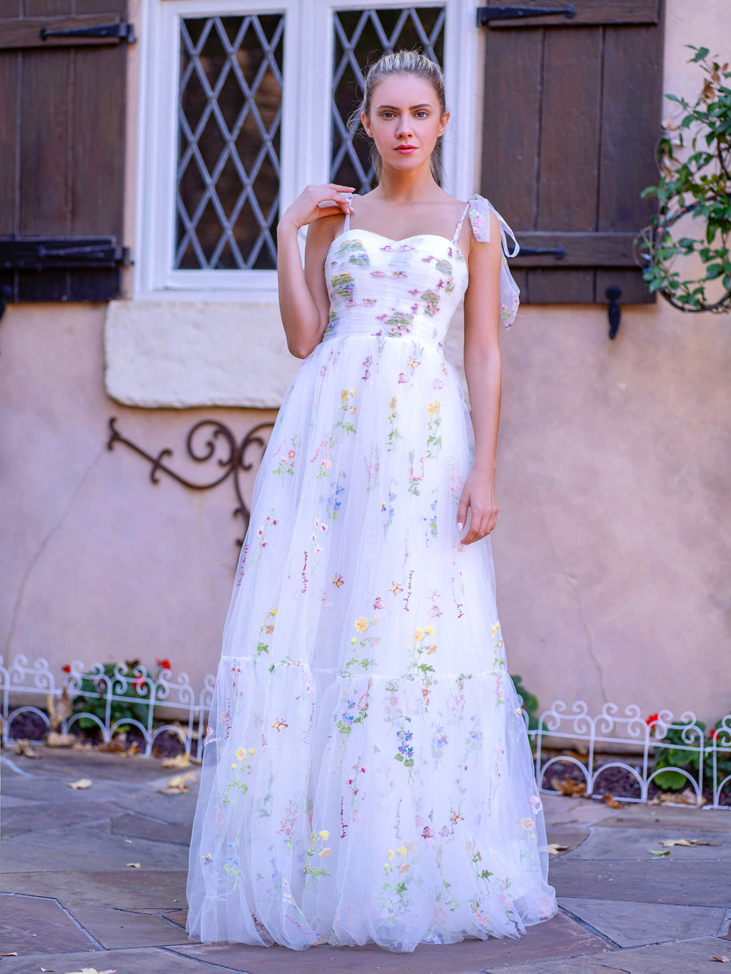 Vestido de fiesta largo hasta el suelo con escote corazón, tul y bordado floral