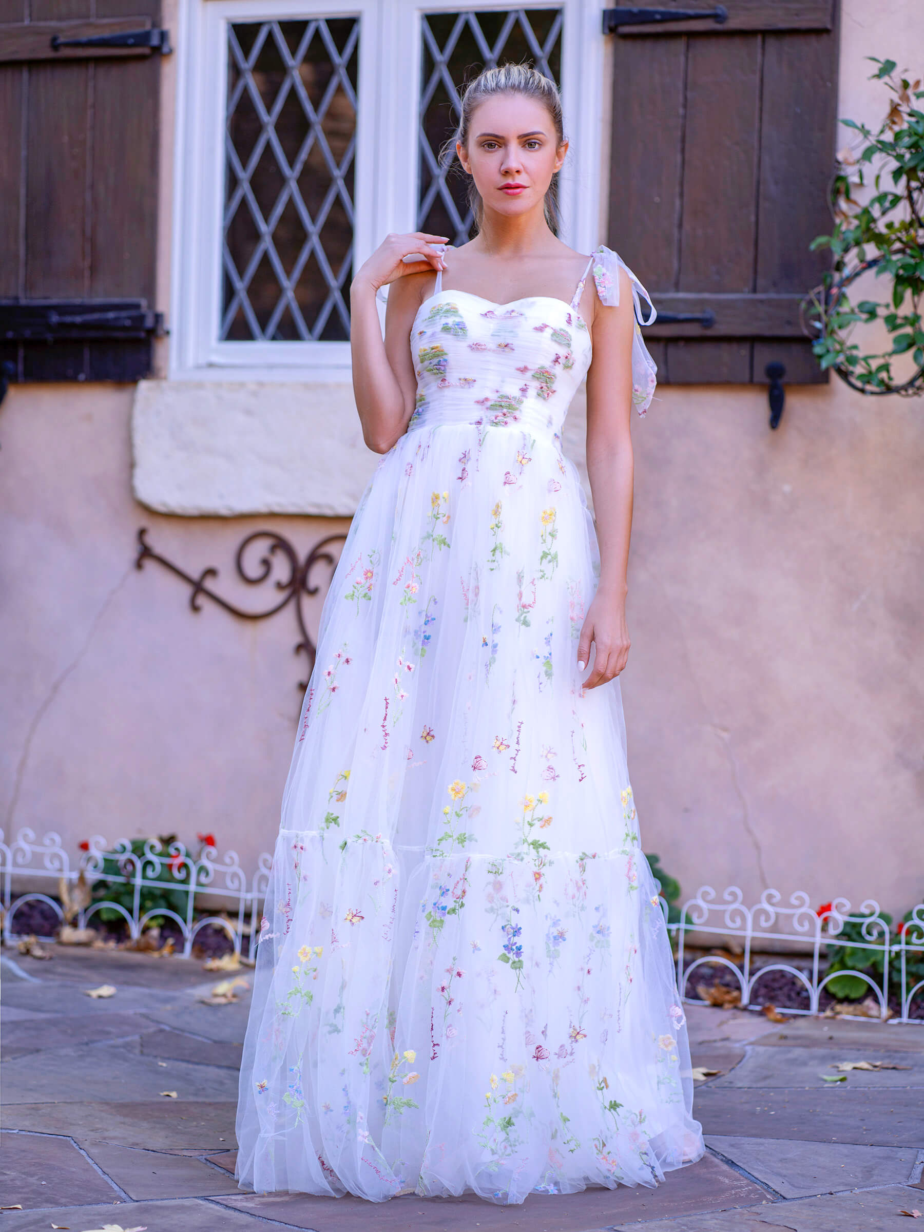 Vestido de fiesta largo hasta el suelo con escote corazón, tul y bordado floral