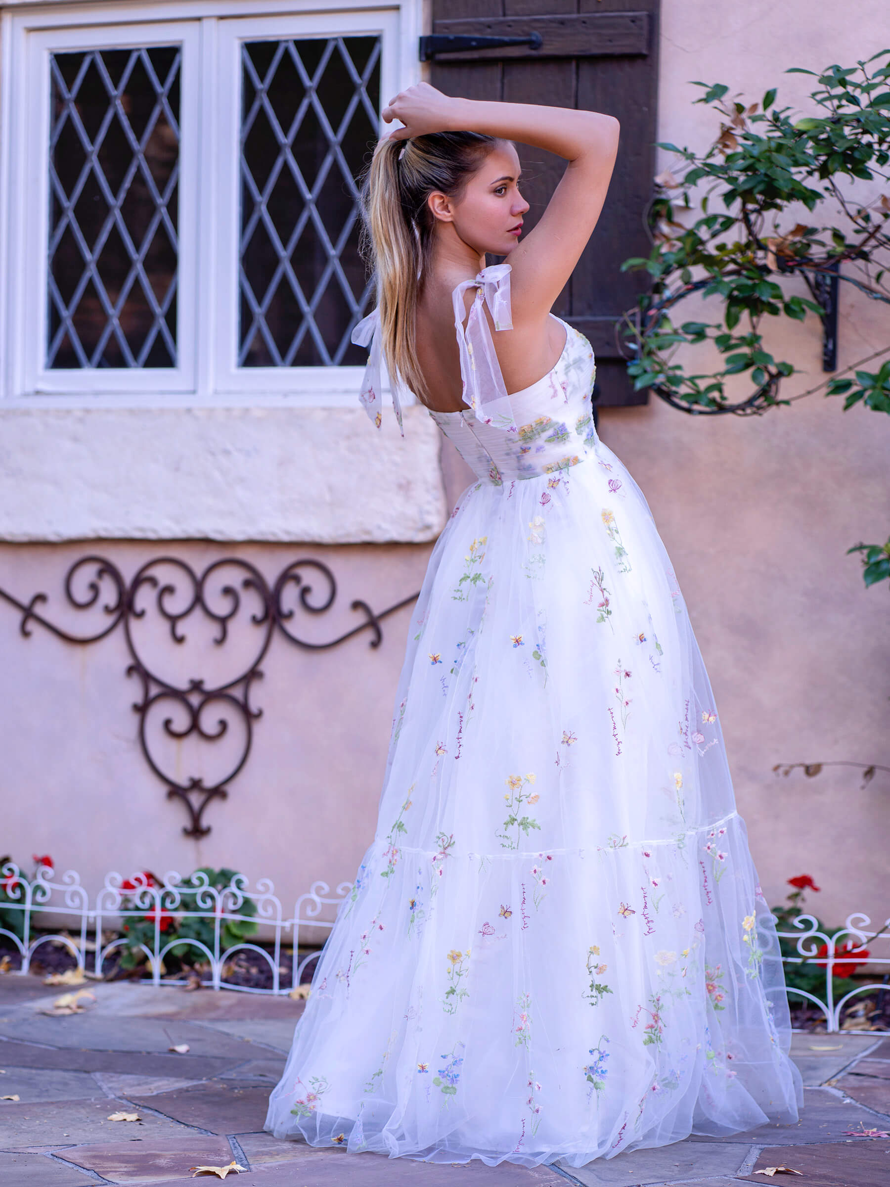 Vestido de fiesta largo hasta el suelo con escote corazón, tul y bordado floral