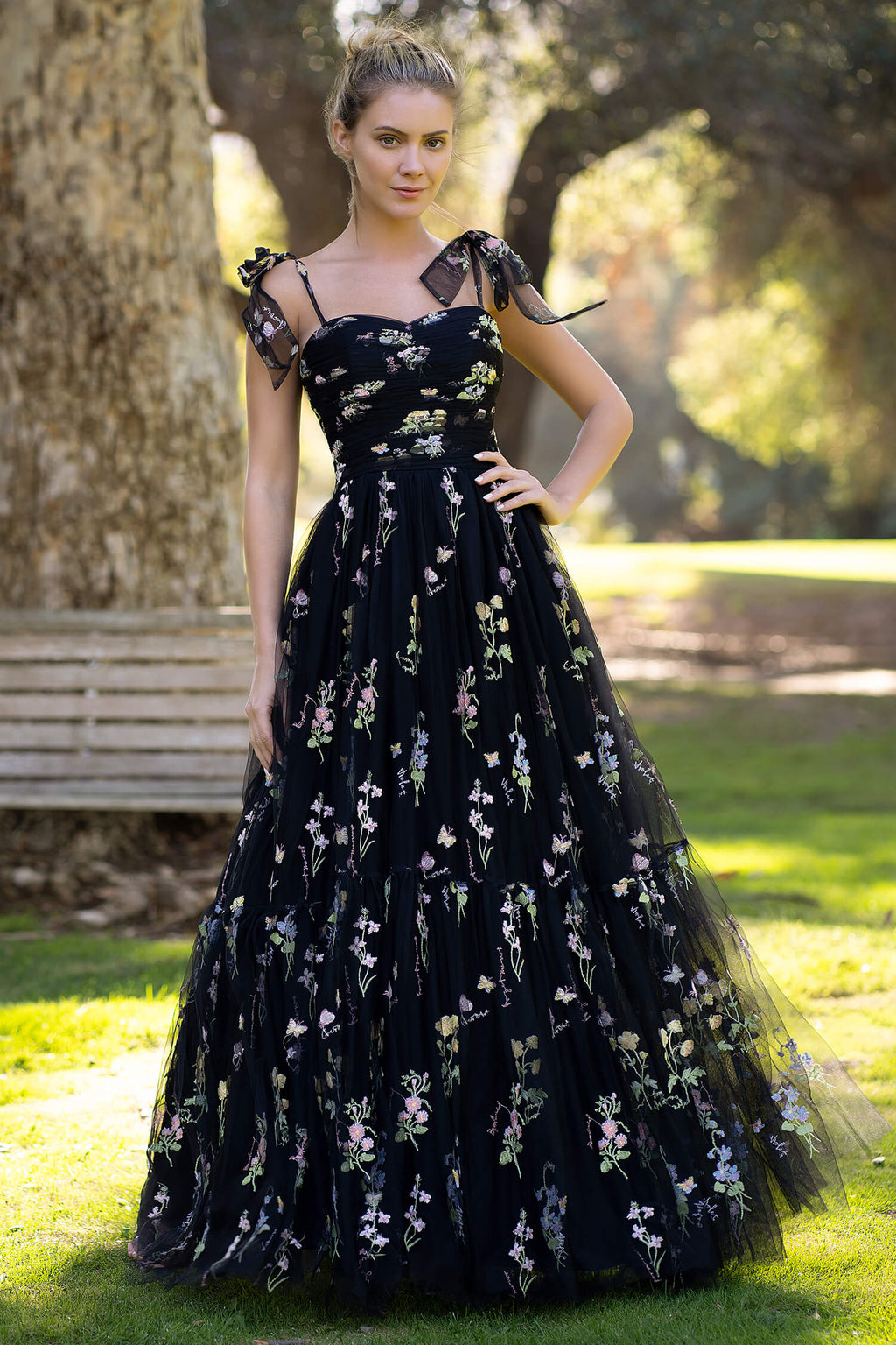 Vestido de fiesta largo hasta el suelo con escote corazón, tul y bordado floral