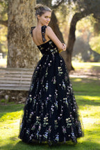 Vestido de fiesta largo hasta el suelo con escote corazón, tul y bordado floral
