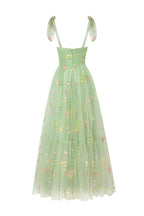 Vestido de fiesta largo hasta el suelo con escote corazón, tul y bordado floral