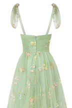 Vestido de fiesta largo hasta el suelo con escote corazón, tul y bordado floral
