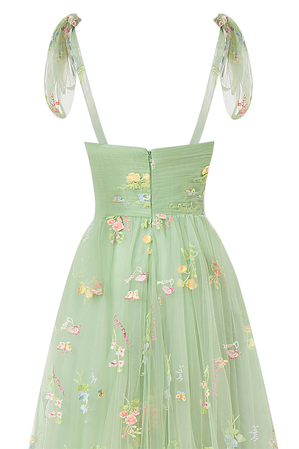 Vestido de fiesta largo hasta el suelo con escote corazón, tul y bordado floral