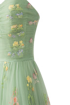 Vestido de fiesta largo hasta el suelo con escote corazón, tul y bordado floral