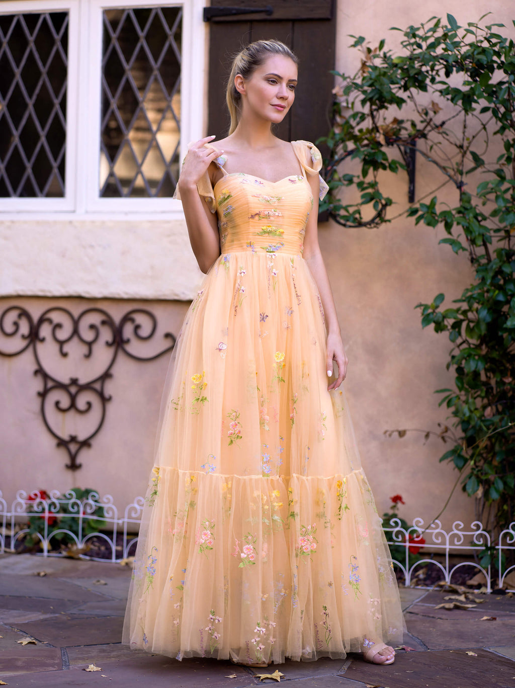 Vestido de fiesta largo hasta el suelo con escote corazón, tul y bordado floral