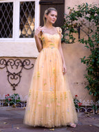 Vestido de fiesta largo hasta el suelo con escote corazón, tul y bordado floral