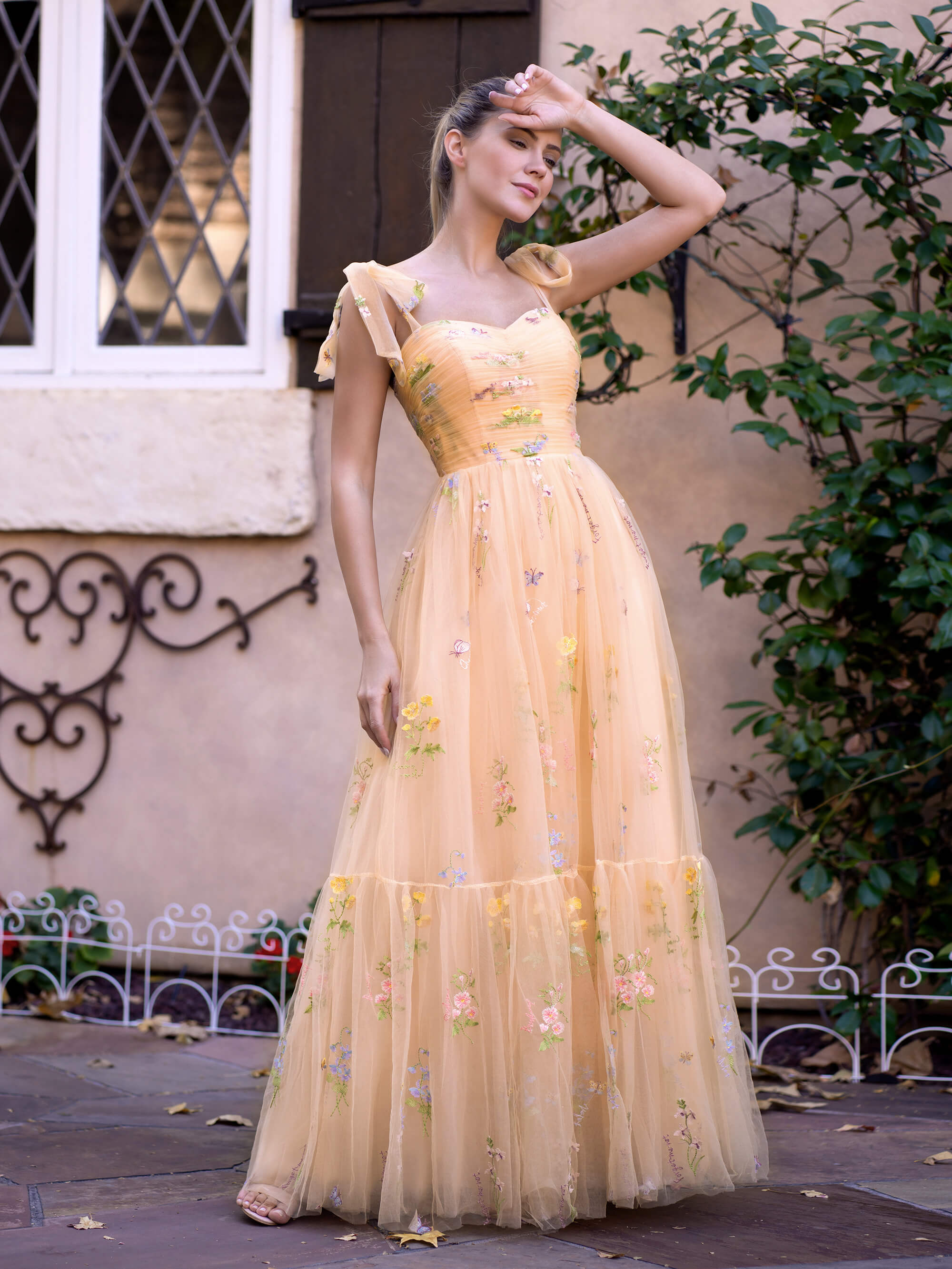 Vestido de fiesta largo hasta el suelo con escote corazón, tul y bordado floral
