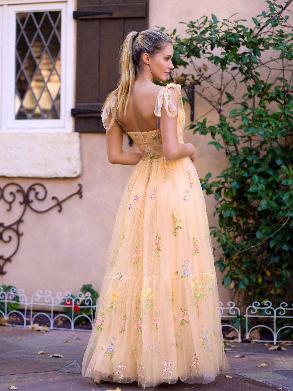 Vestido de fiesta largo hasta el suelo con escote corazón, tul y bordado floral