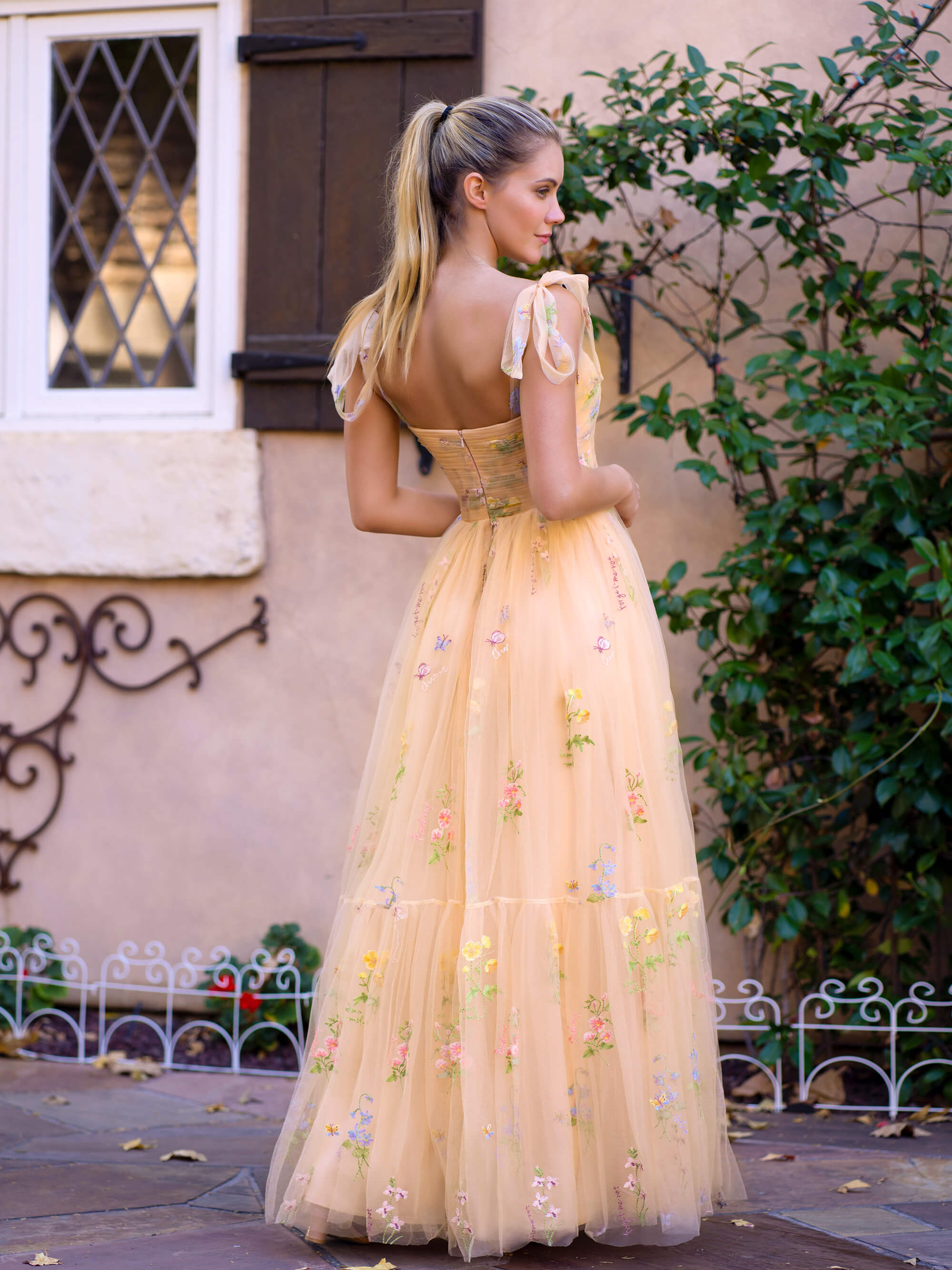 Vestido de fiesta largo hasta el suelo con escote corazón, tul y bordado floral