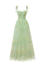 Vestido de fiesta largo hasta el suelo con escote corazón, tul y bordado floral