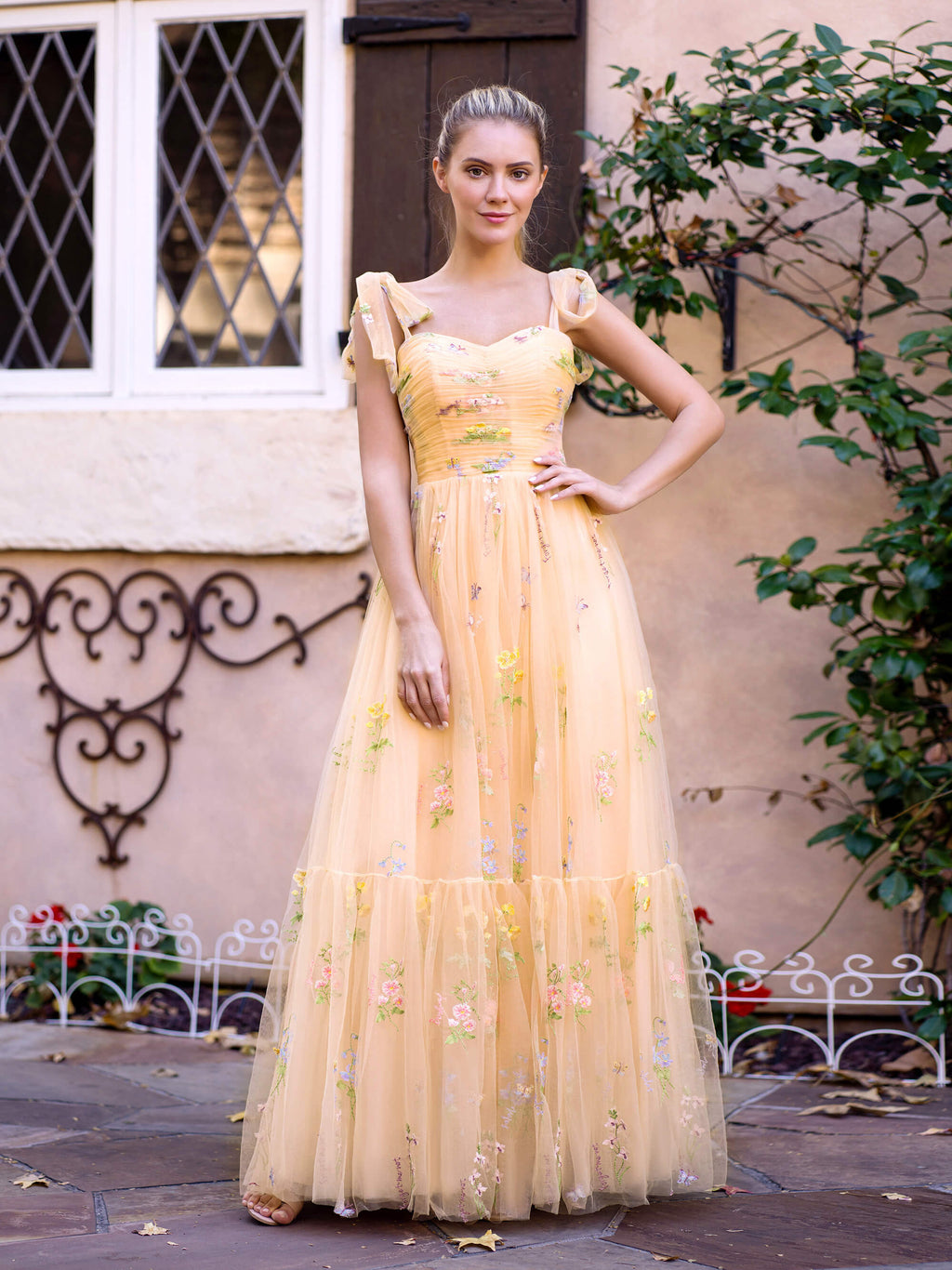 Vestido de fiesta largo hasta el suelo con escote corazón, tul y bordado floral