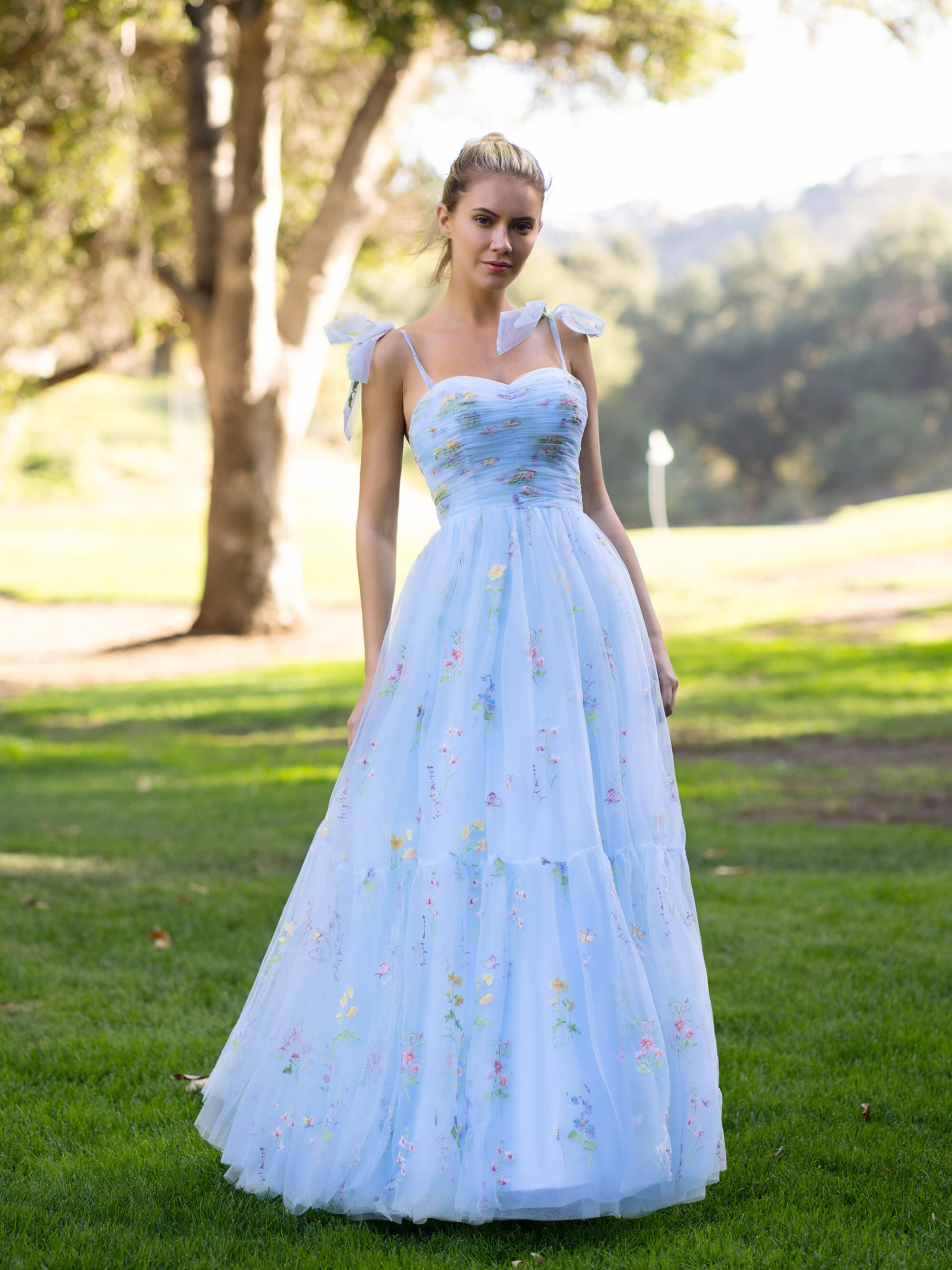 Vestido de fiesta largo hasta el suelo con escote corazón, tul y bordado floral