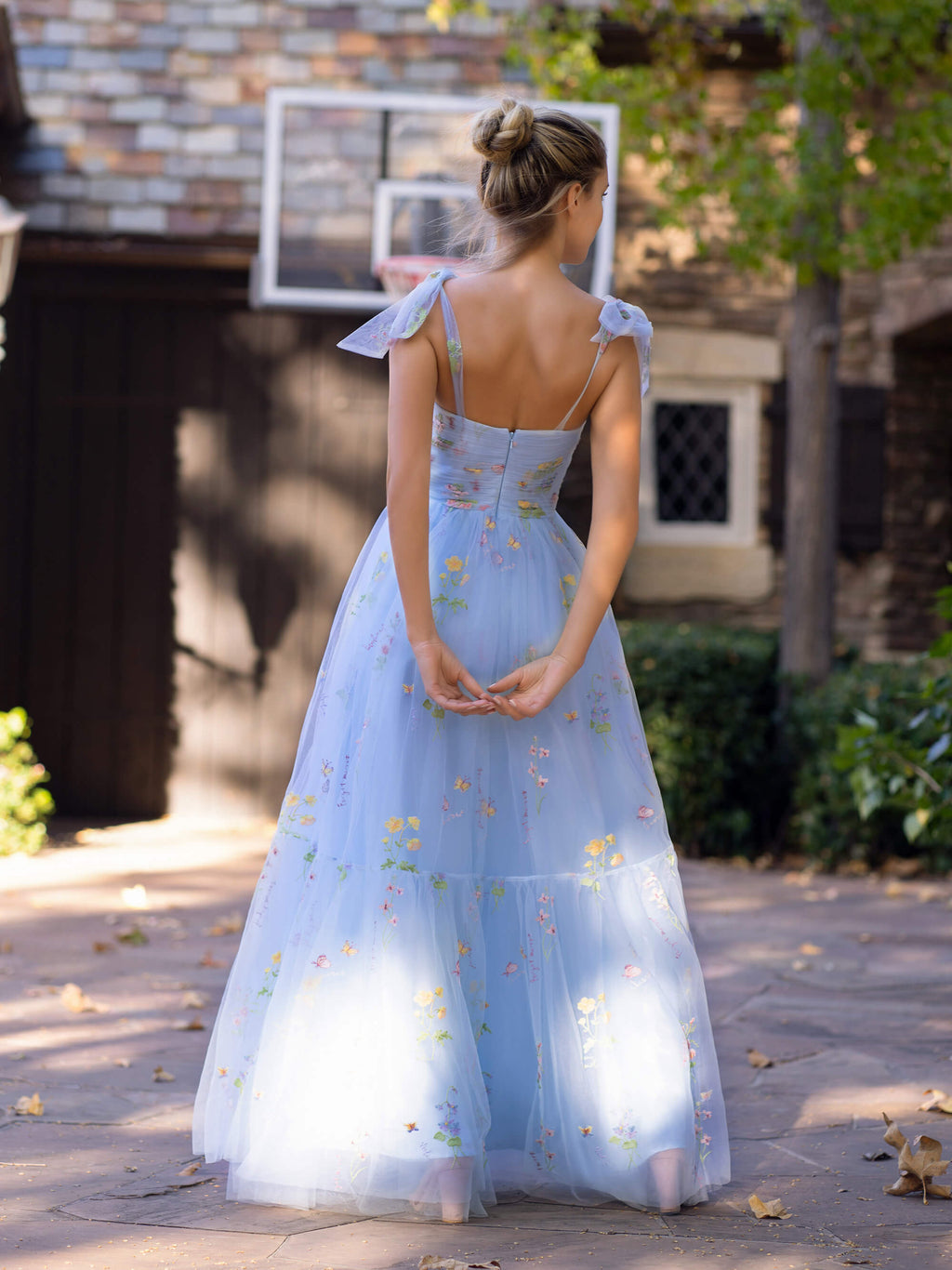 Vestido de fiesta largo hasta el suelo con escote corazón, tul y bordado floral