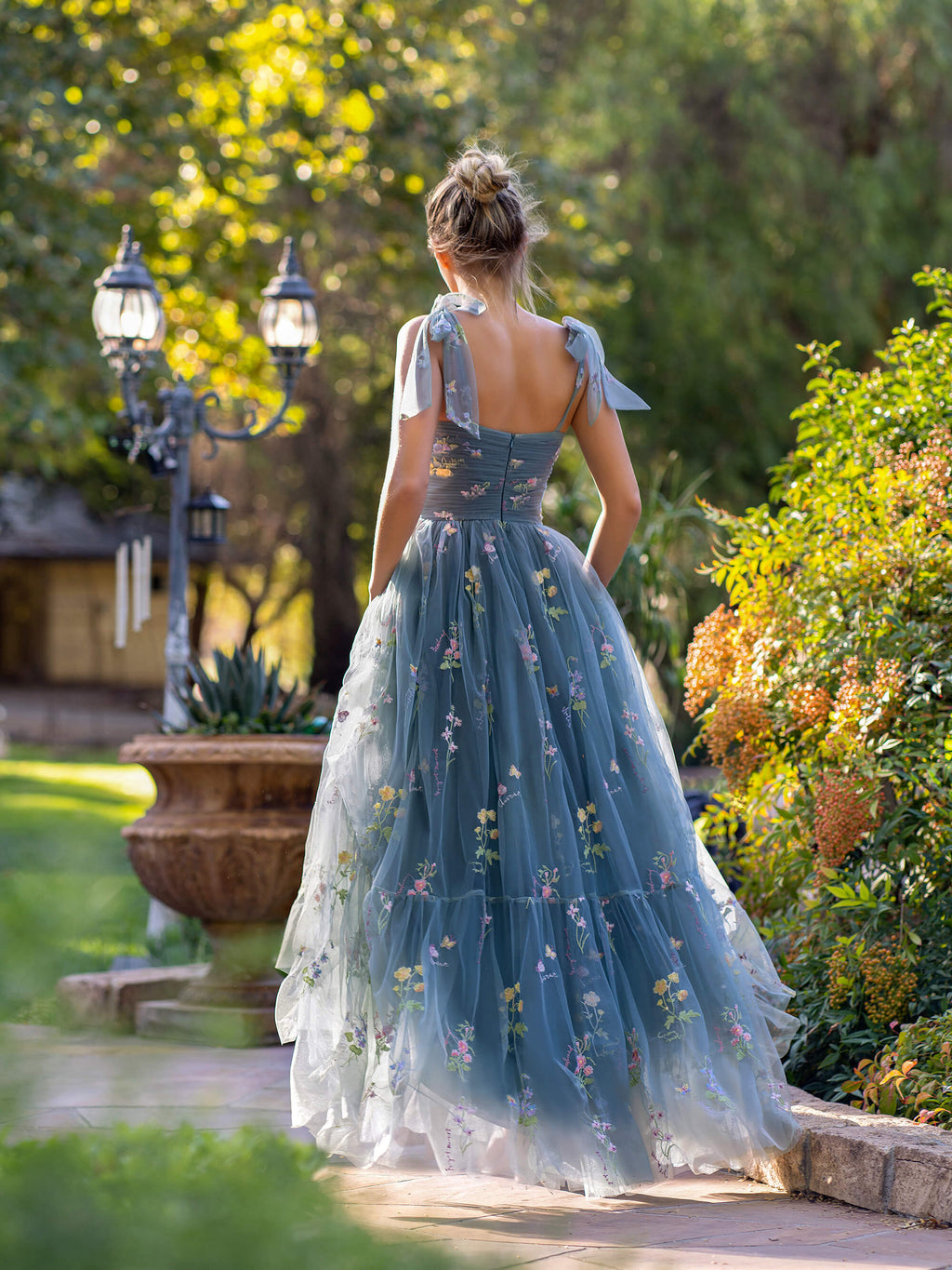 Vestido de fiesta largo hasta el suelo con escote corazón, tul y bordado floral