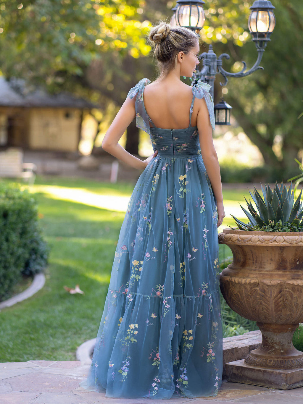 Vestido de fiesta largo hasta el suelo con escote corazón, tul y bordado floral