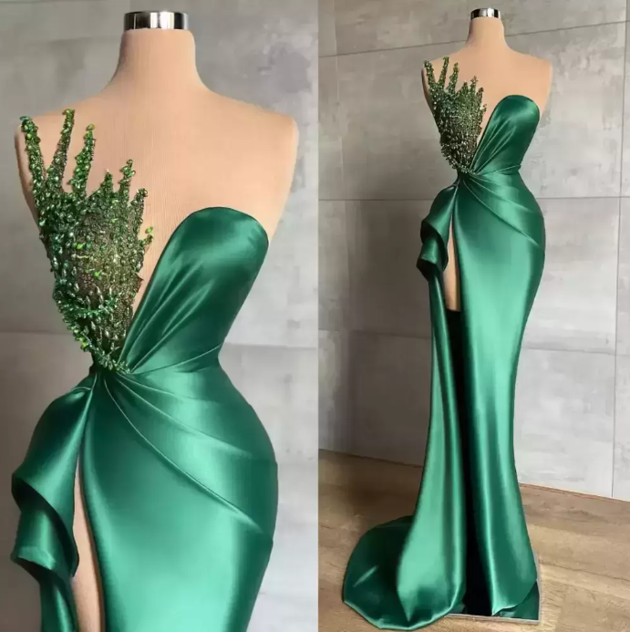 Vestido de fiesta largo de sirena verde con escote corazón, brillante, sin mangas y con cuentas.