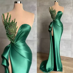 Vestido de fiesta largo de sirena verde con escote corazón, brillante, sin mangas y con cuentas.