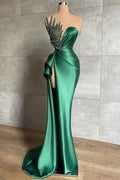 Vestido de fiesta largo de sirena verde con escote corazón, brillante, sin mangas y con cuentas.
