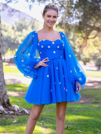 Vestido corto de tul bordado con escote corazón
