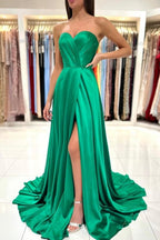 Vestido de noche largo verde sin mangas, corte en A, escote corazón y abertura lateral