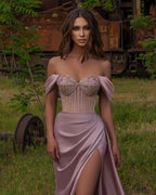 Robe de bal longue à décolleté cœur fendue, ornée de perles et épaules dénudées