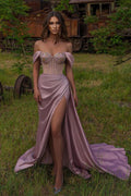 Robe de bal longue à décolleté cœur fendue, ornée de perles et épaules dénudées