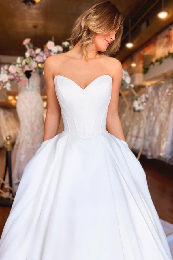 Vestido de novia largo blanco de satén, corte en A, sin tirantes, con escote corazón y bolsillos