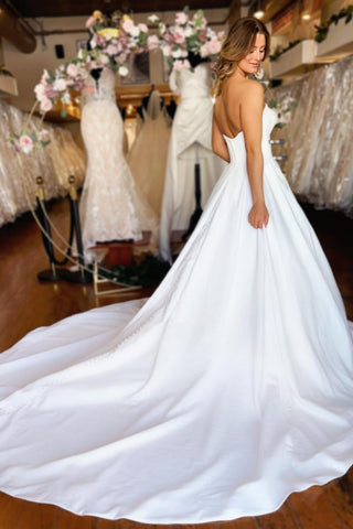 Vestido de novia largo blanco de satén, corte en A, sin tirantes, con escote corazón y bolsillos