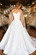 Vestido de novia largo blanco de satén, corte en A, sin tirantes, con escote corazón y bolsillos