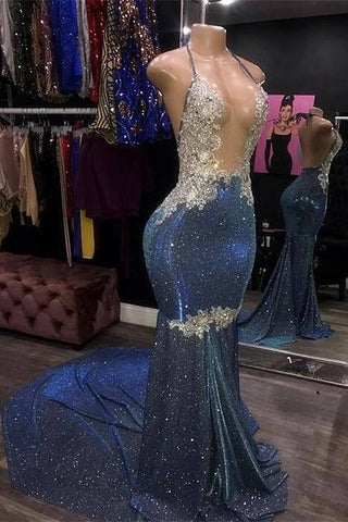 Vestido de fiesta de sirena con escote corazón, estilo halter azul real con apliques y cuentas.
