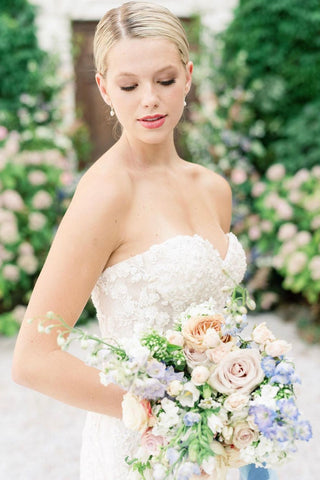 Vestido de novia corte sirena sin mangas con apliques de tul y encaje.