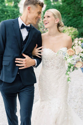 Vestido de novia corte sirena sin mangas con apliques de tul y encaje.