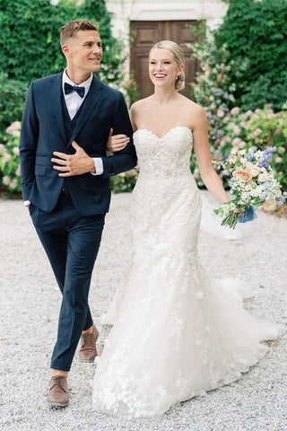 Vestido de novia corte sirena sin mangas con apliques de tul y encaje.