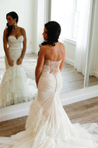 Robe de mariée sirène en dentelle à volants et décolleté en cœur, froncée avec traîne balayée WD035