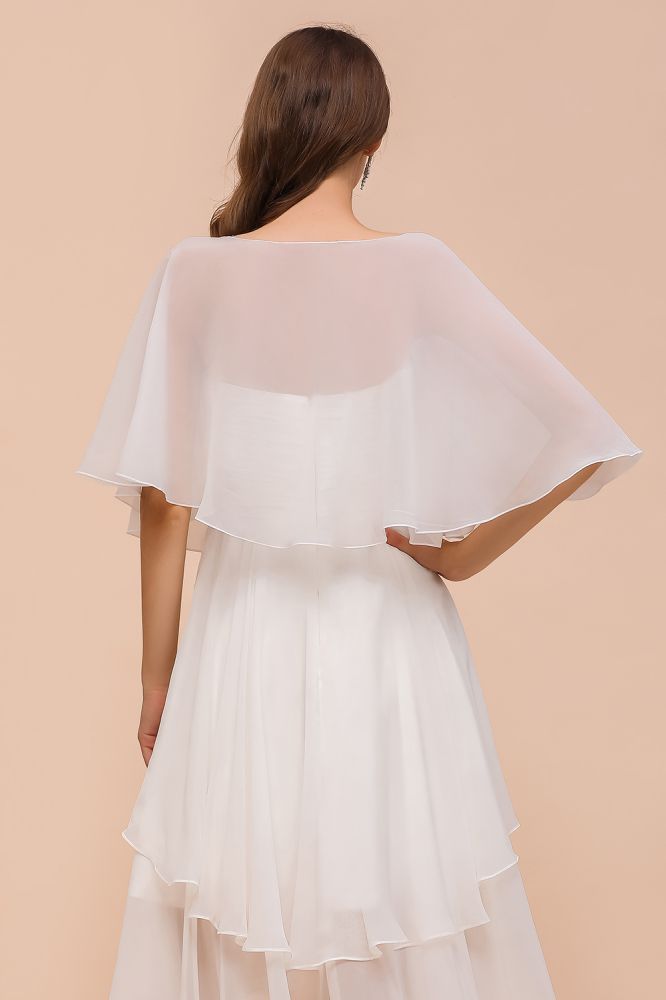 Vestido corto de gasa con escote corazón y drapeados. Sencillo vestido de dama de honor para la novia, ideal para la playa.