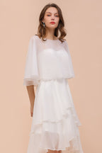 Vestido corto de gasa con escote corazón y drapeados. Sencillo vestido de dama de honor para la novia, ideal para la playa.