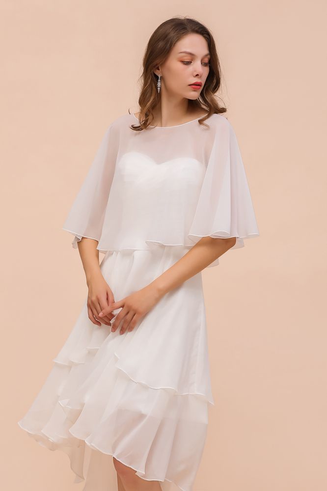 Vestido corto de gasa con escote corazón y drapeados. Sencillo vestido de dama de honor para la novia, ideal para la playa.