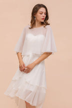 Vestido corto de gasa con escote corazón y drapeados. Sencillo vestido de dama de honor para la novia, ideal para la playa.