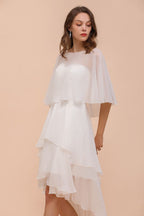 Vestido corto de gasa con escote corazón y drapeados. Sencillo vestido de dama de honor para la novia, ideal para la playa.