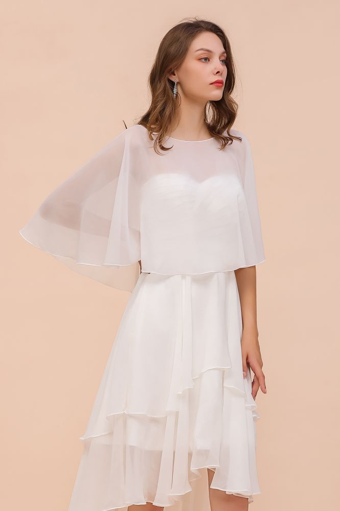 Vestido corto de gasa con escote corazón y drapeados. Sencillo vestido de dama de honor para la novia, ideal para la playa.