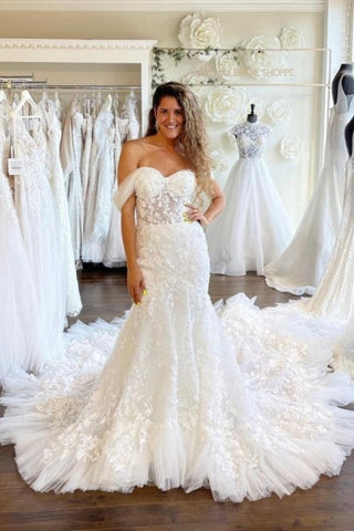 Vestido de novia corte sirena con escote corazón y hombros descubiertos, con apliques de tul y encaje.