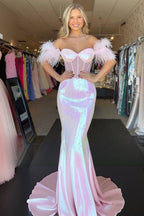 Gwenda | Robe longue trompette à corsage transparent orné de sequins et de plumes noires |
