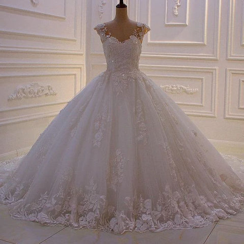 Vestido de novia de corte princesa con escote corazón, sin mangas, apliques de encaje y corte princesa.