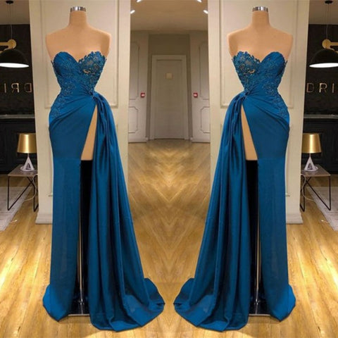 Robe de bal longue à décolleté cœur et fente avec applications de dentelle