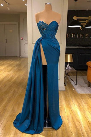 Robe de bal longue à décolleté cœur et fente avec applications de dentelle